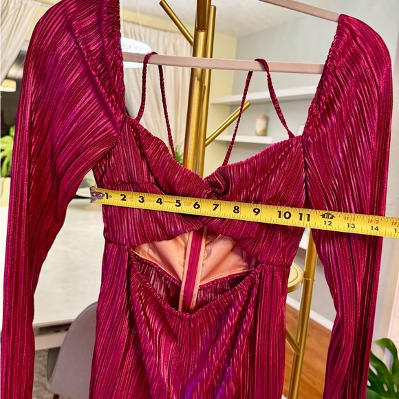 House of Harlow 1960 Metallic Magenta Pleated Cutout Jumpsuit - Picture 6 of 6